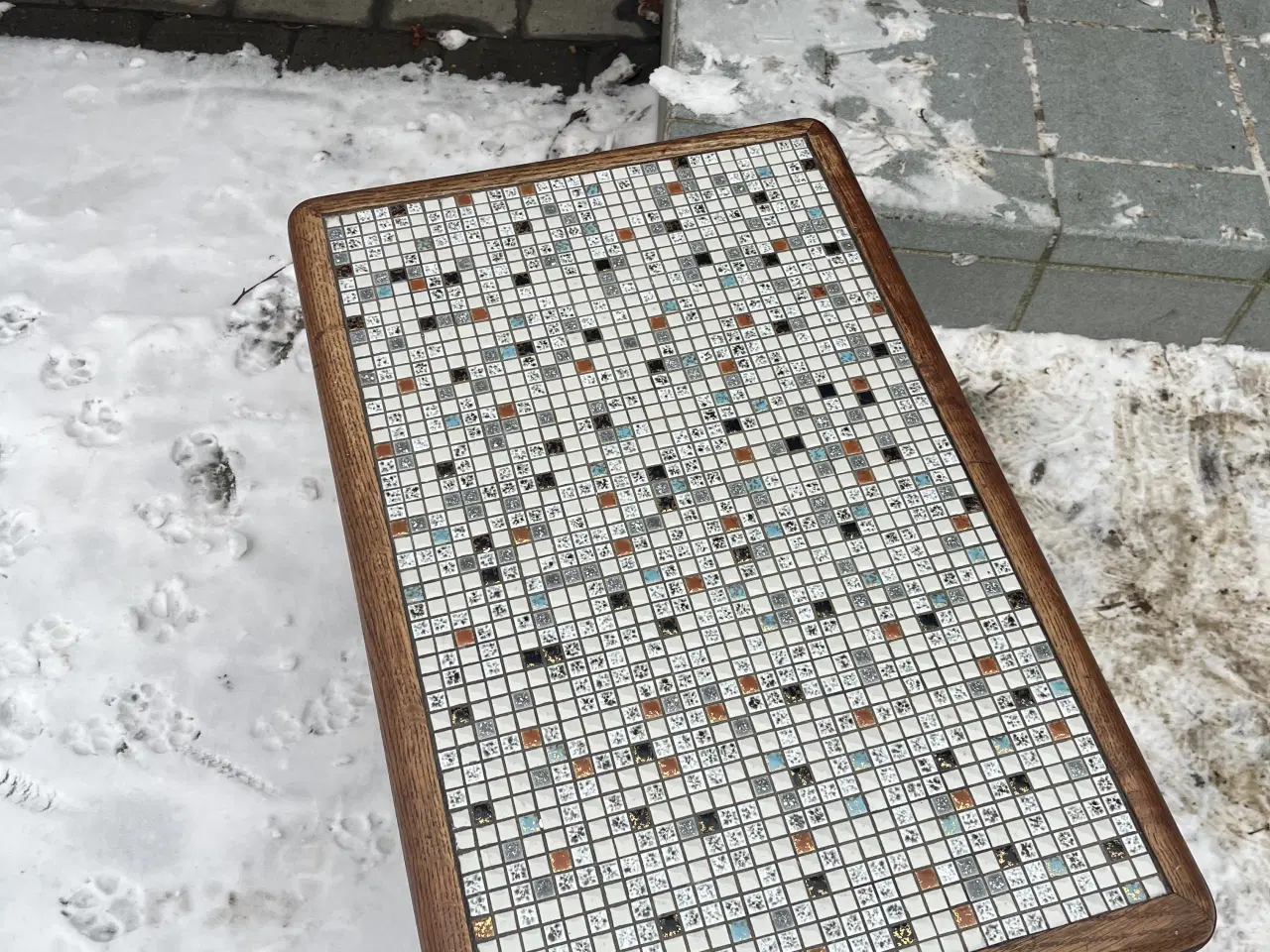 Billede 2 - Hjørne bord med mosaik prikker 