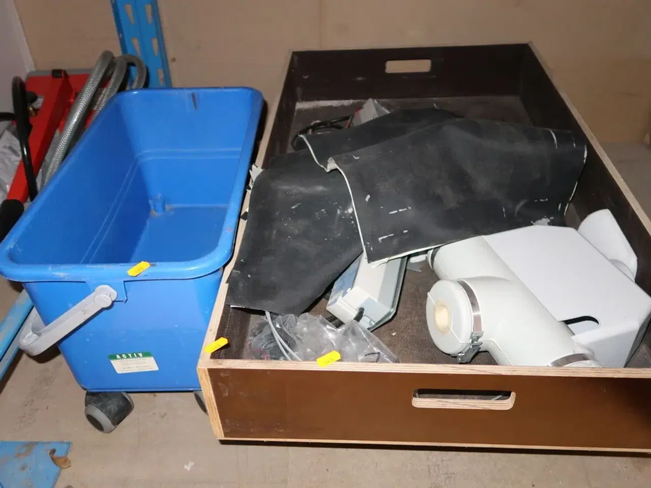 Billede 1 - Kasse med indhold