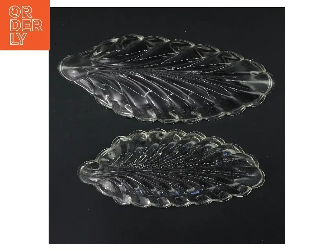 Billede 3 - Glasfade bladformet, 2 stk (str. 2 stk 24 & 28 cm)fra holmegaard