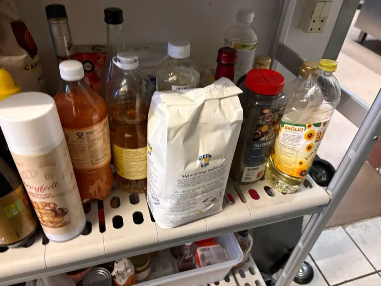 Billede 6 - 2 stk. Reoler med indhold