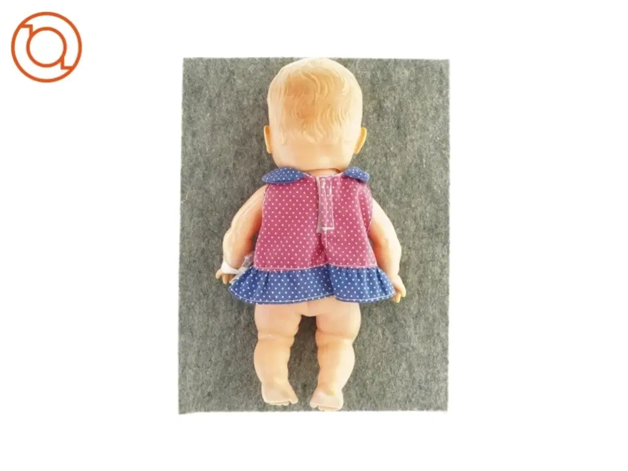 Billede 2 - Lille dukke med kjole (str. H: 22 cm)