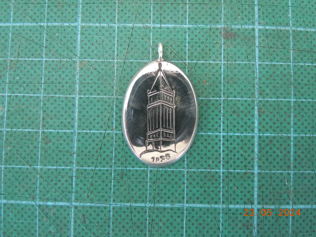 Billede 1 - Himmelbjergtårnet på oval sølvpendant.