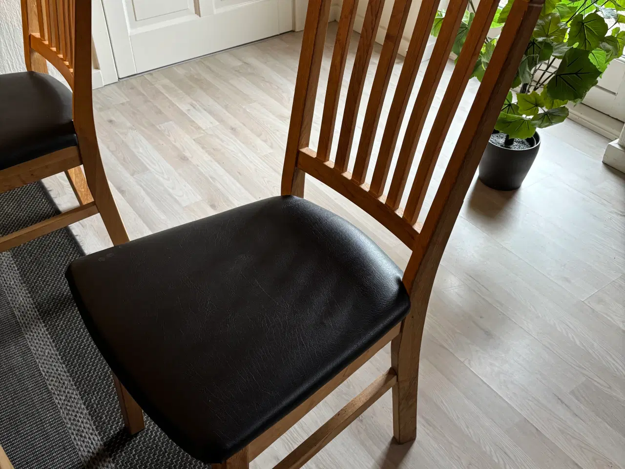 Billede 2 - Spisebord med 8 stole og 2 tillægsplader