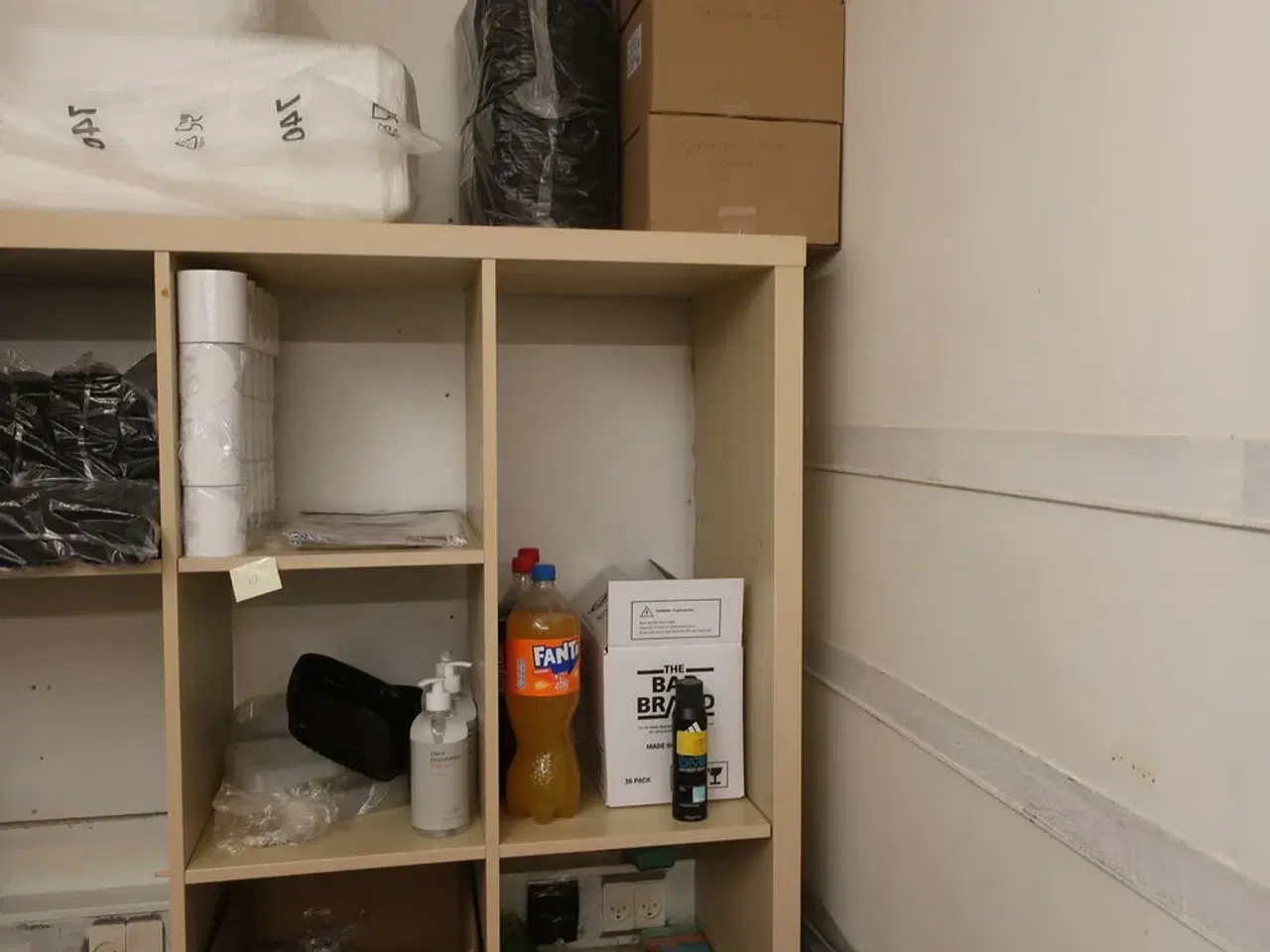 Billede 4 - Reol med indhold