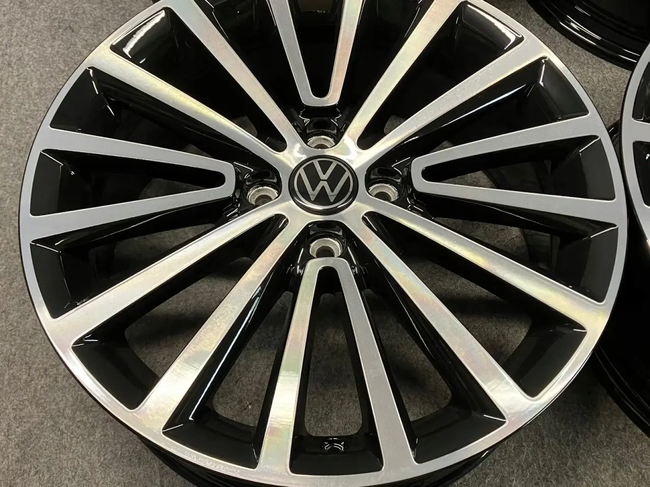 Billede 4 - ALUFÆLGE VW UP 1S0 POLYGON 17"