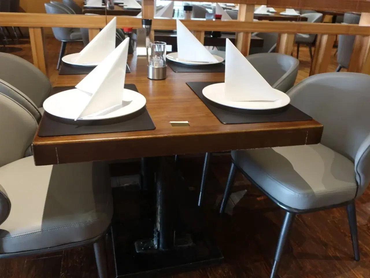 Billede 3 - Bord og 4 nye stole