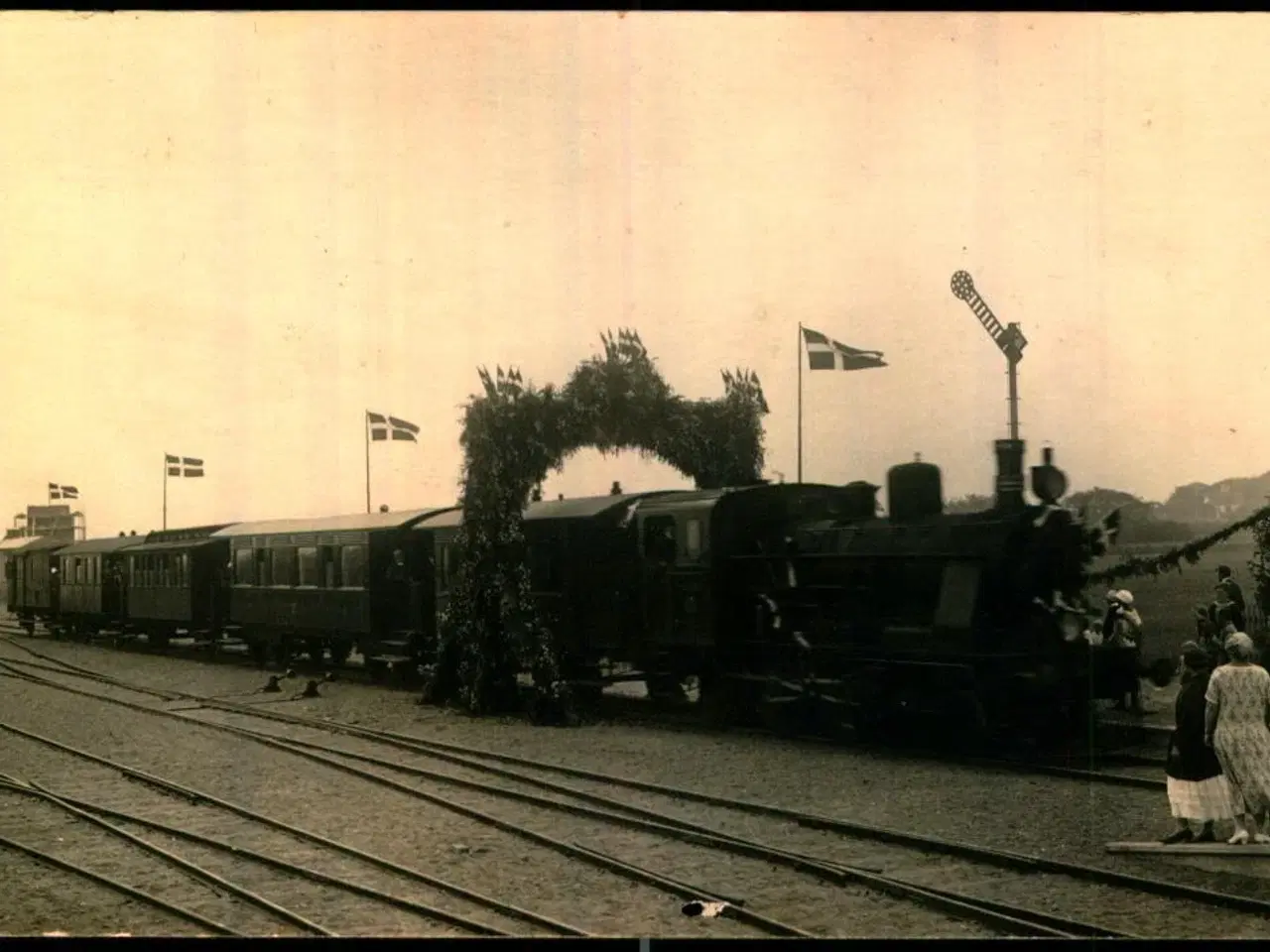 Billede 1 - Indvielsen af Jernbanelinien mellem Helsinge og Tisvildeleje 24 - 6 - 1924 - Fotokort - Nålehul !