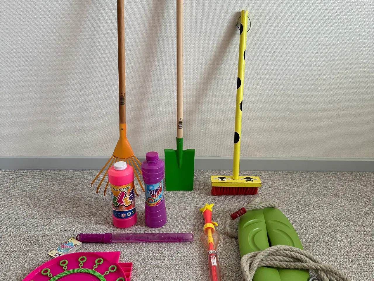 Billede 1 - Ude ting gynge, sæbebobler og haveredskaber