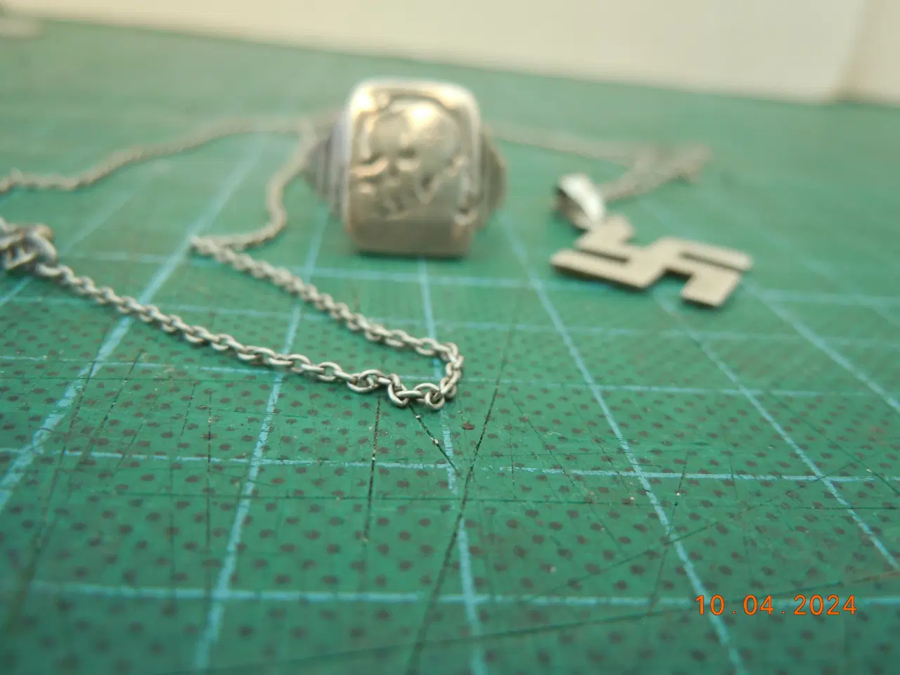 Billede 2 - Hagekors sølvvedhæng i kæde og fingerring 830 S