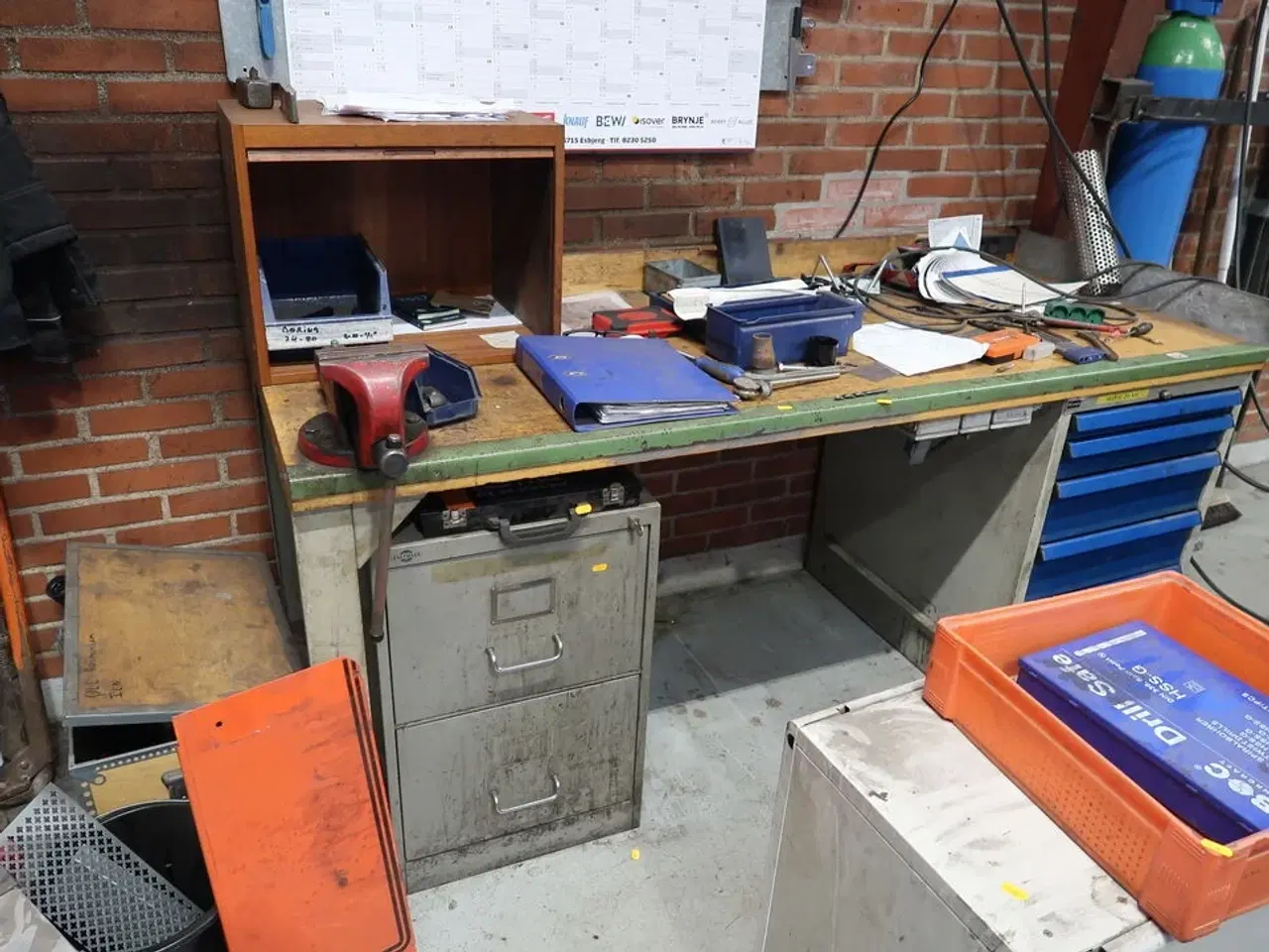 Billede 1 - Arbejdsbord med skruestik samt div. Værktøj