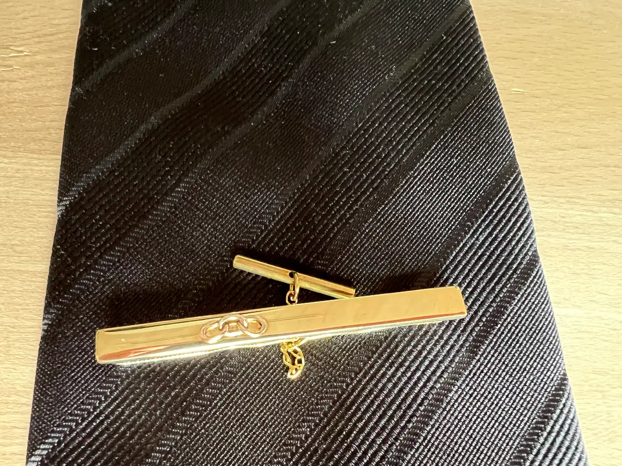 Billede 3 - slipsenål i 14 karat, med Odd Fellow logo