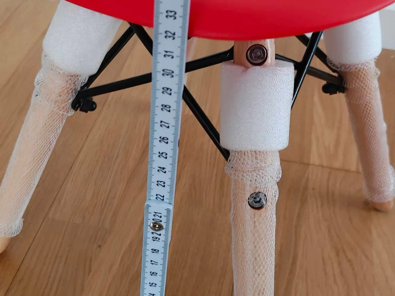 Billede 4 - Barnestol med rødt formstøbt sæde