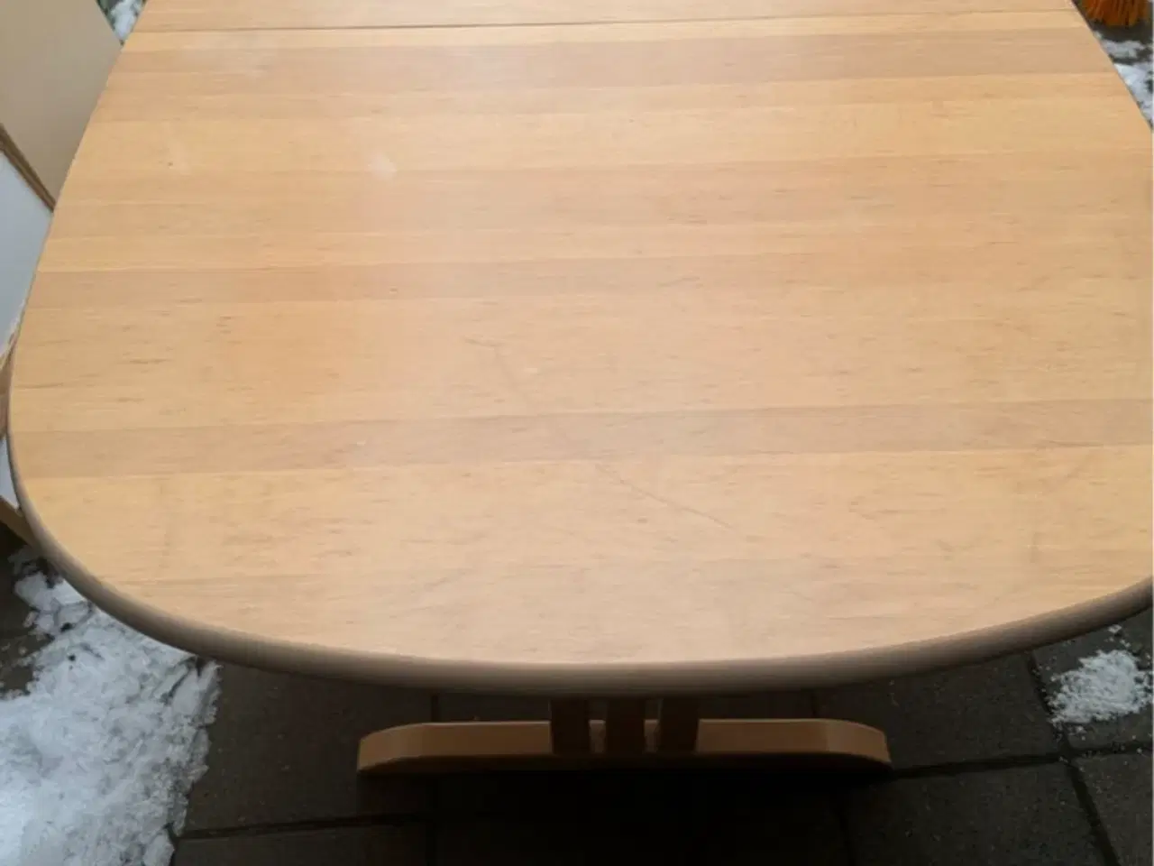 Billede 1 - spisebord med stole