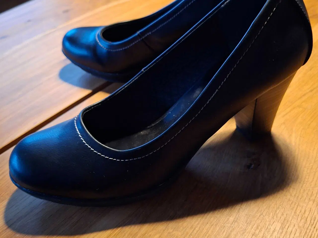 Billede 3 - Flotte sorte pumps str 41
