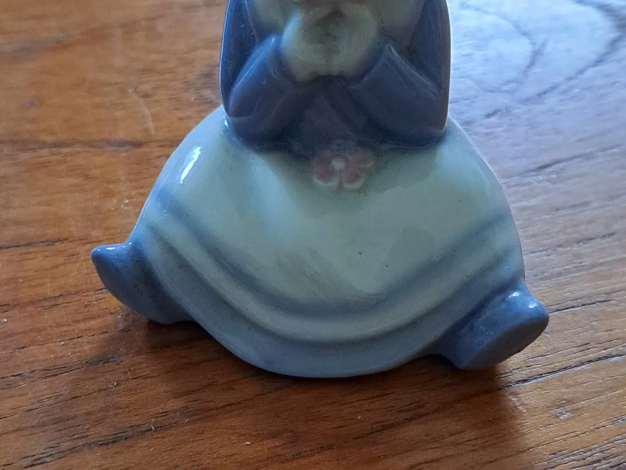 Billede 1 - Siddende pige i porcelæn den er uden mærke,
