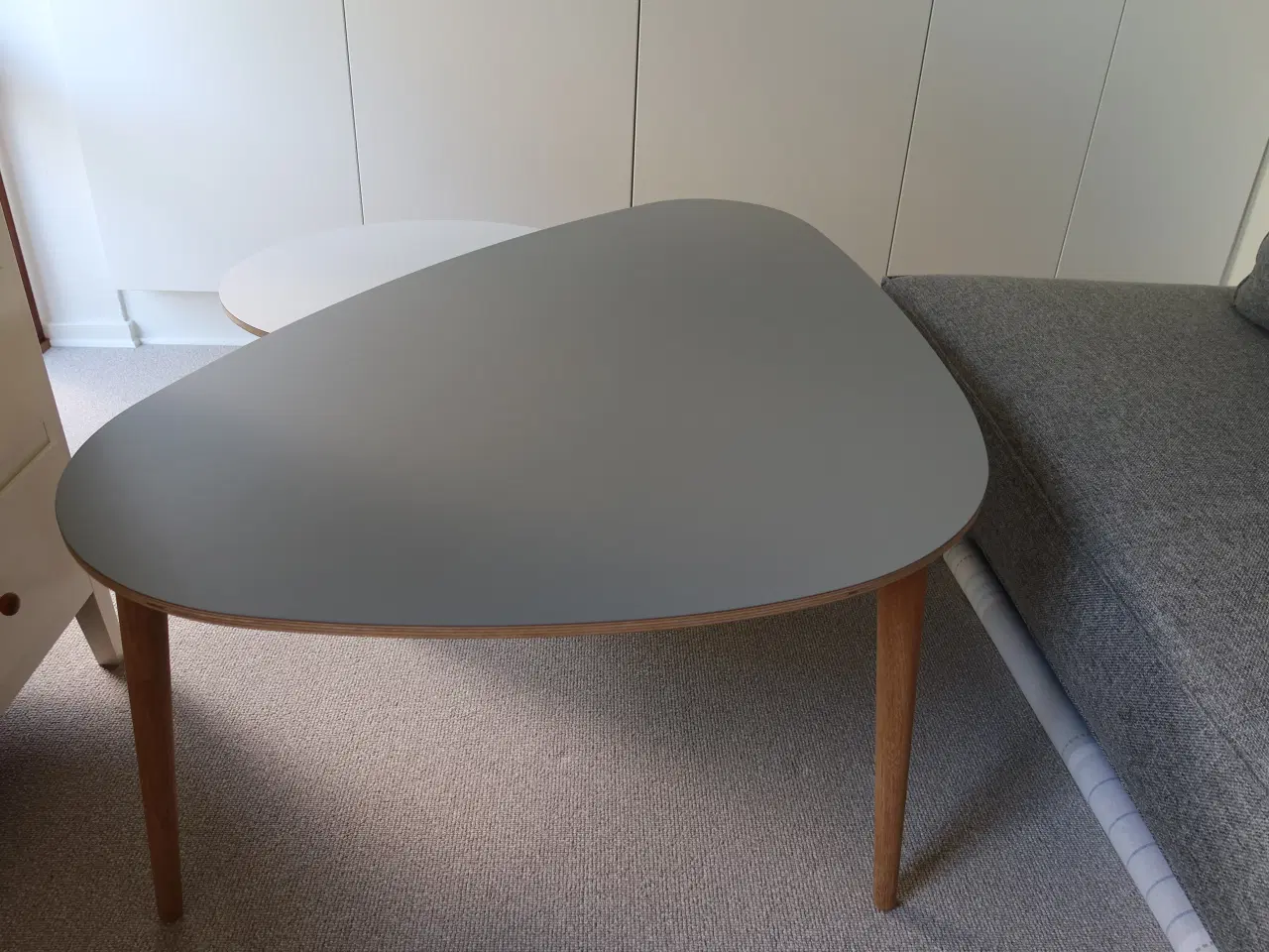 Billede 2 - Elegant spisebordssæt i et moderne, ovalt design.