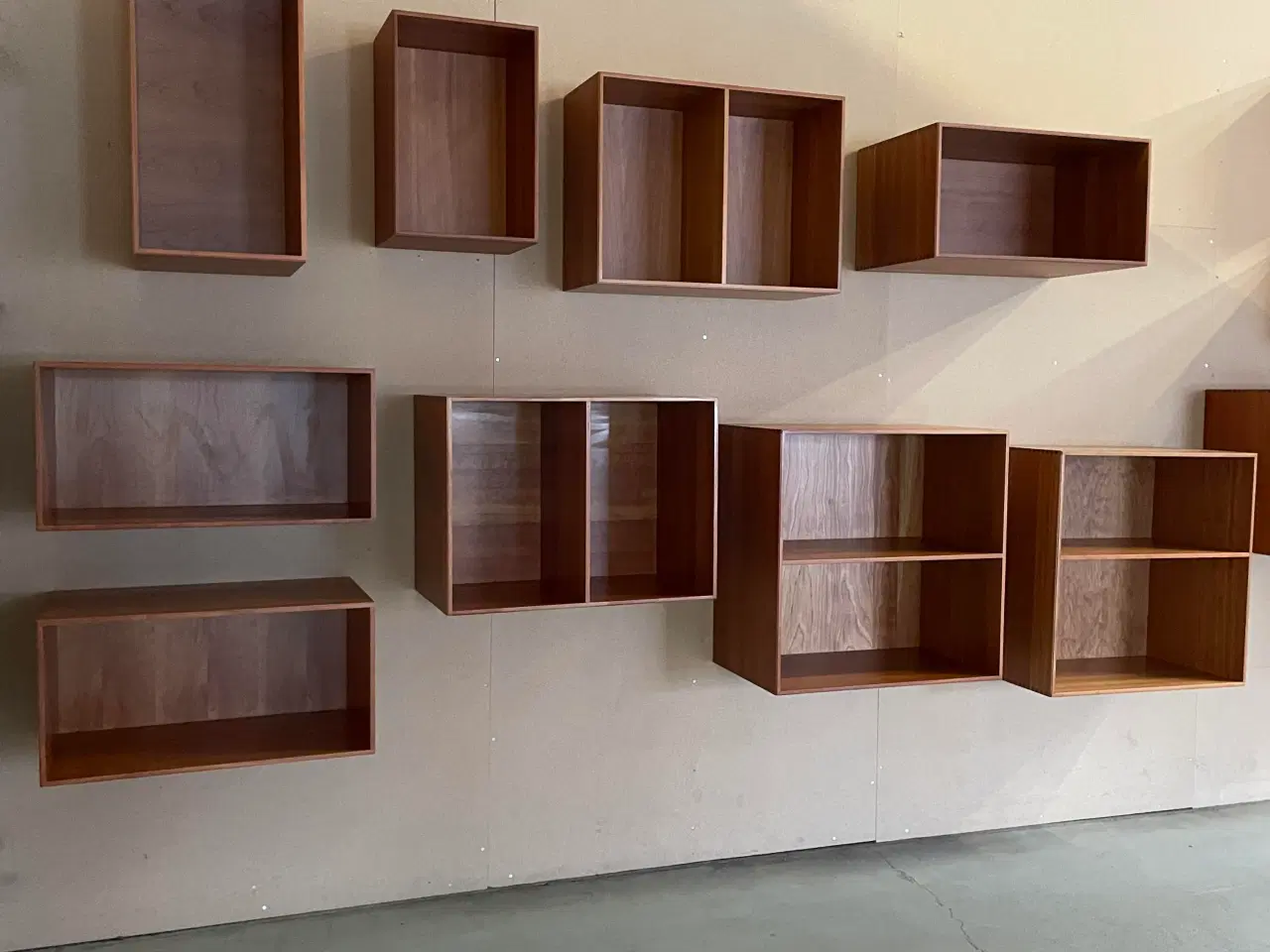 Billede 2 - Super flotte reoler i amerikansk kirsebærtræ