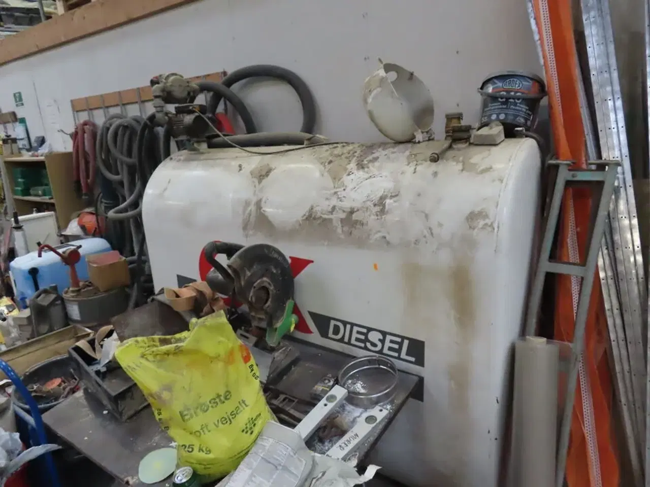 Billede 1 - Dieseltank med pumpe