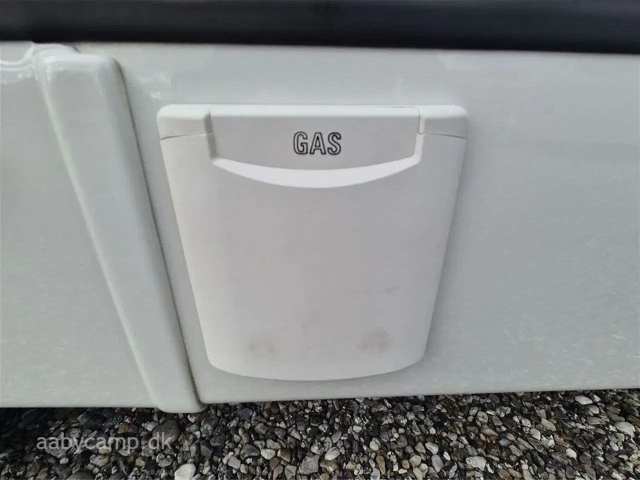 Billede 23 - 2022 - Benimar Mileo 261 NK   Automatgear. NK. pakke. varme på spildevands tanken. plisse i førehuset. solceller. lithium batterier. maxfann. clesana toilet. kompressor køleskab.