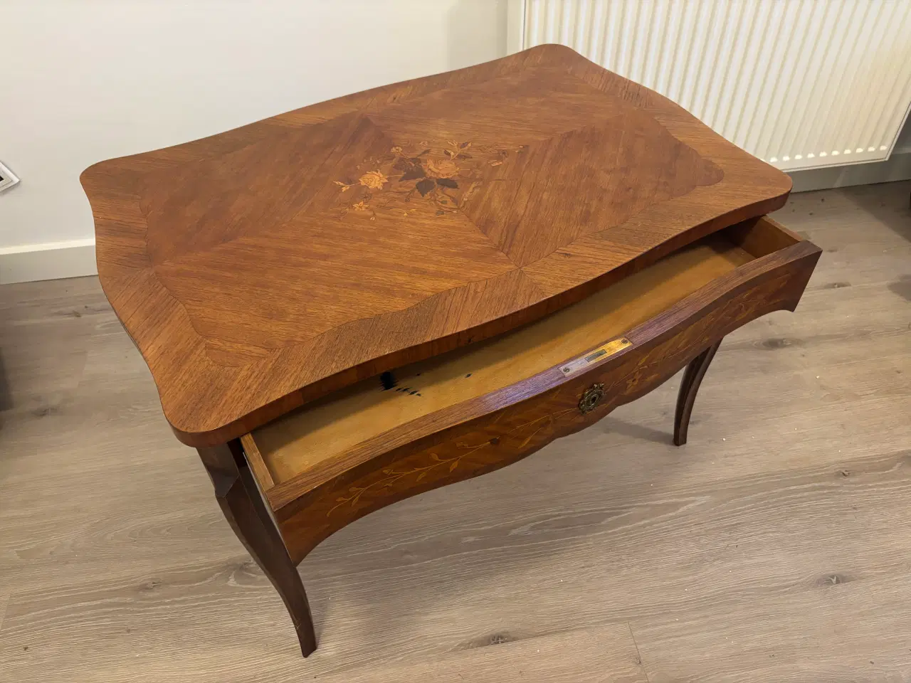 Billede 4 - Ældre bord, brugt som sofabord