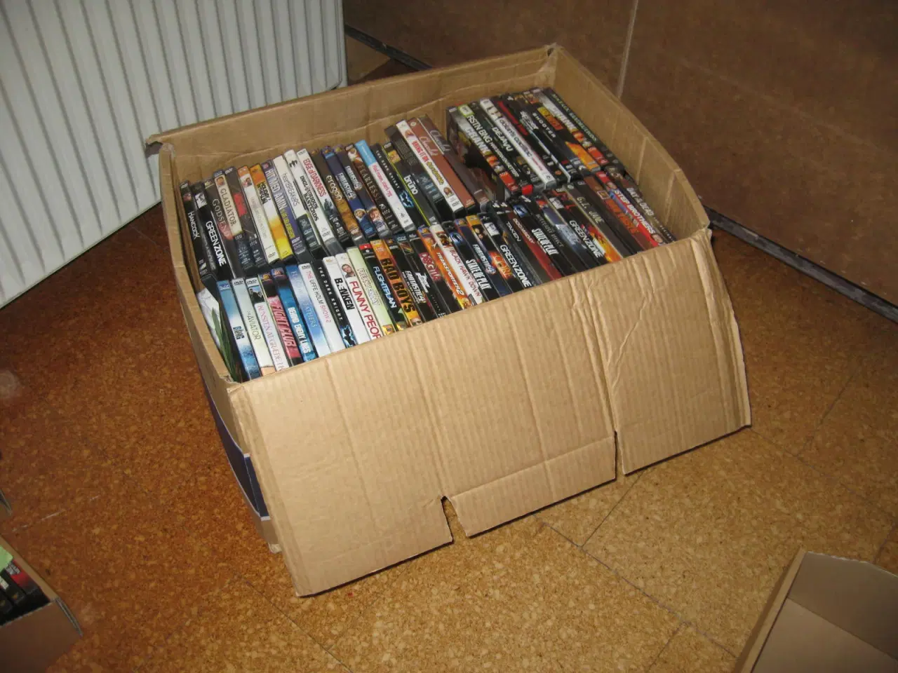 Billede 1 - Flyttekasse med 150 DVDer til KUN 250kr