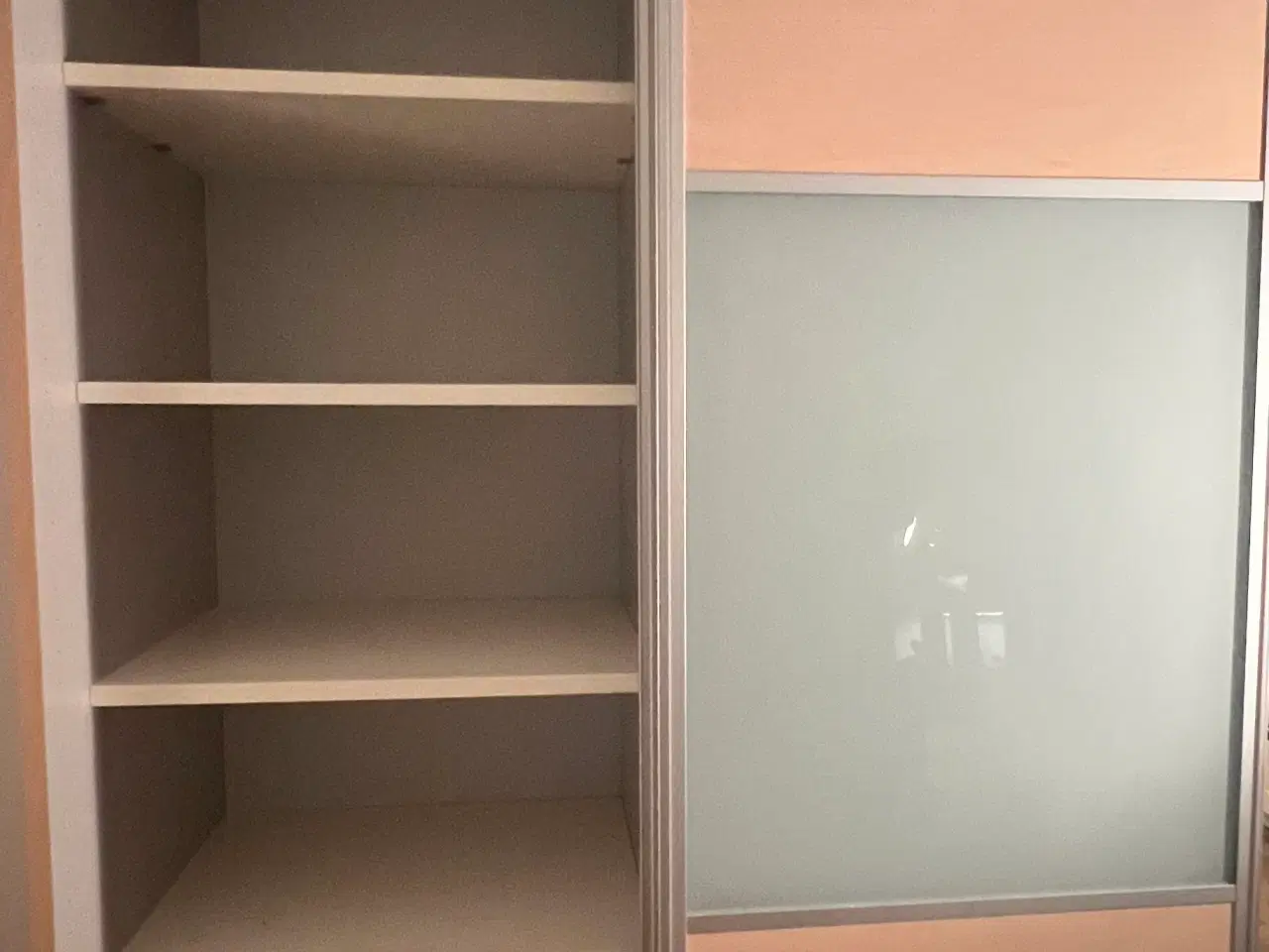 Billede 2 - Et flot og rummeligt klædeskab