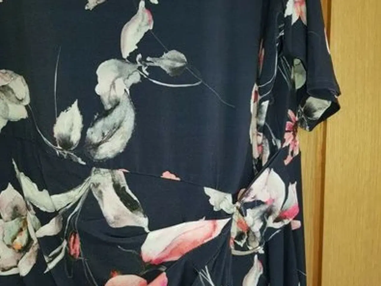 Billede 3 - kjole fra "Just Elegance"   str. 46