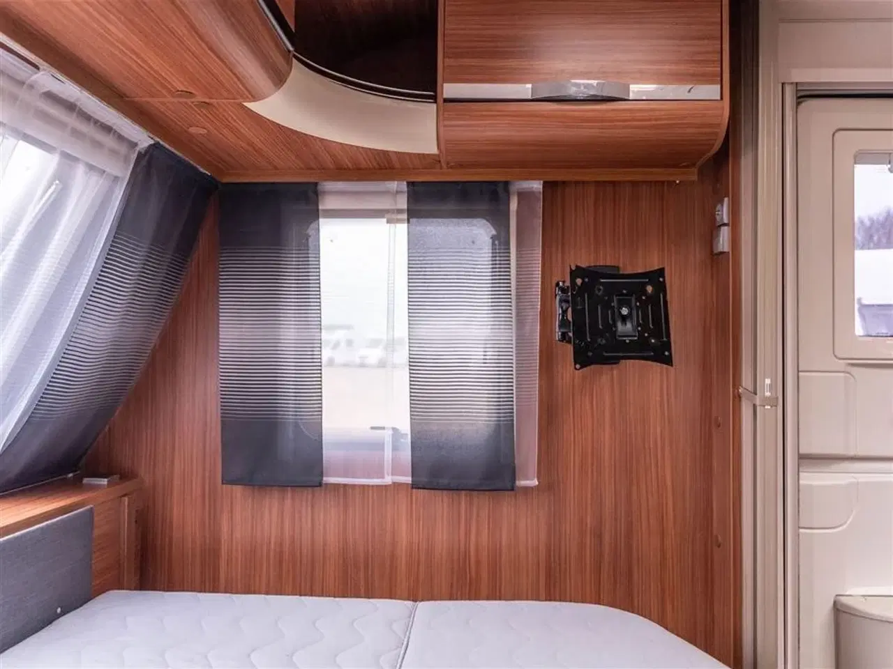 Billede 24 - 2013 - Adria Adora 563 PT   Rigtig fin vogn med køjer og dobbeltseng