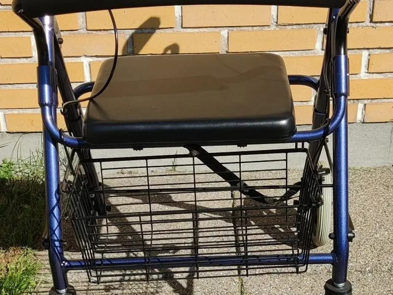 Billede 1 - Rollator aluminium med kurv og ryglæn - næsten ny