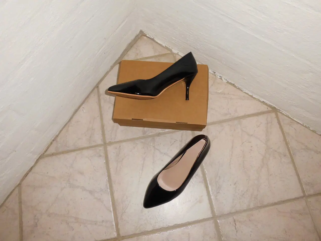 Billede 2 - Laksko sort med hæl, str. 45. Aldrig brugt ...