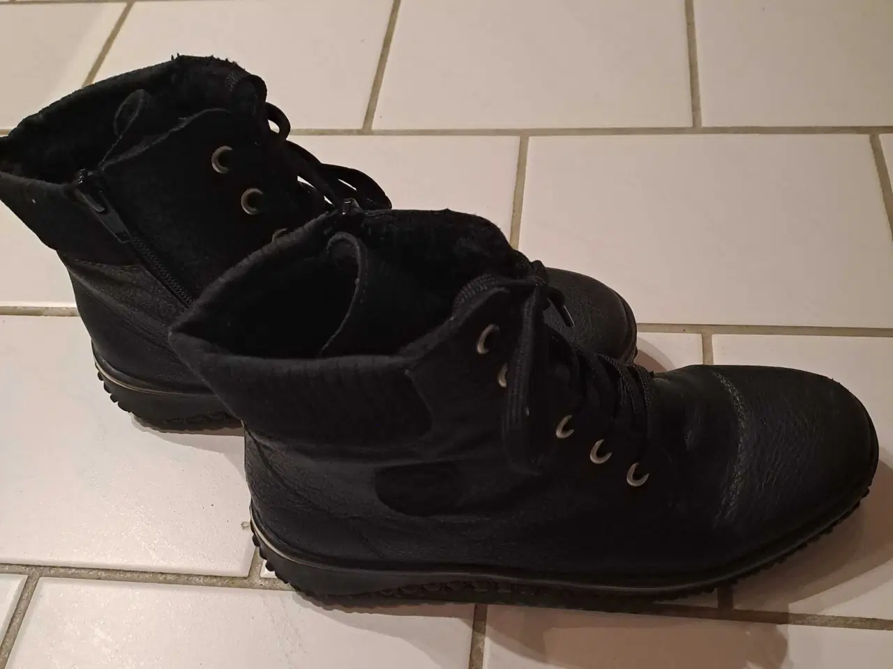 Billede 2 - Sort ankelstøvle i skind fra rieker str 38