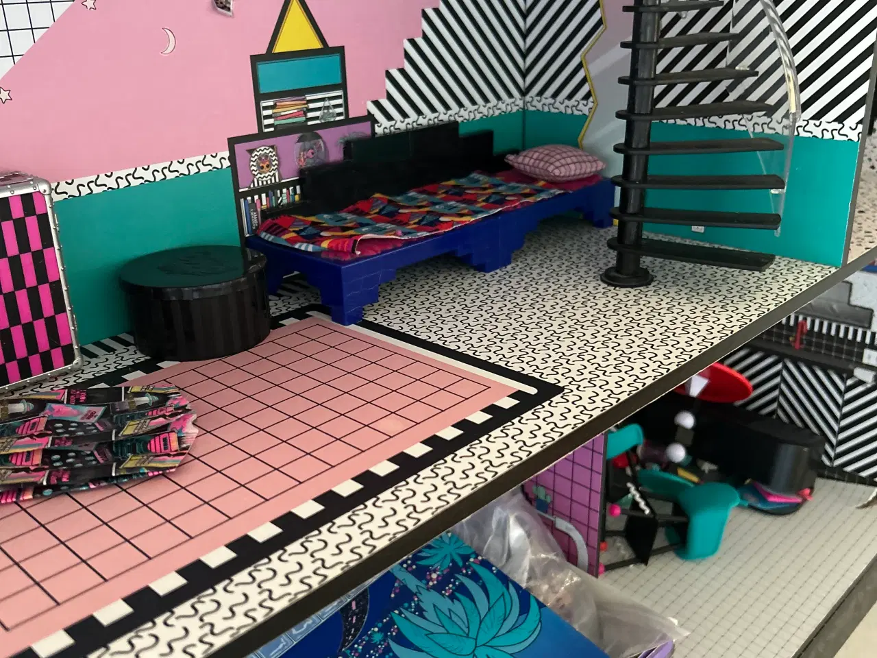 Billede 2 - L.O.L. Surprise dukkehus med møbler