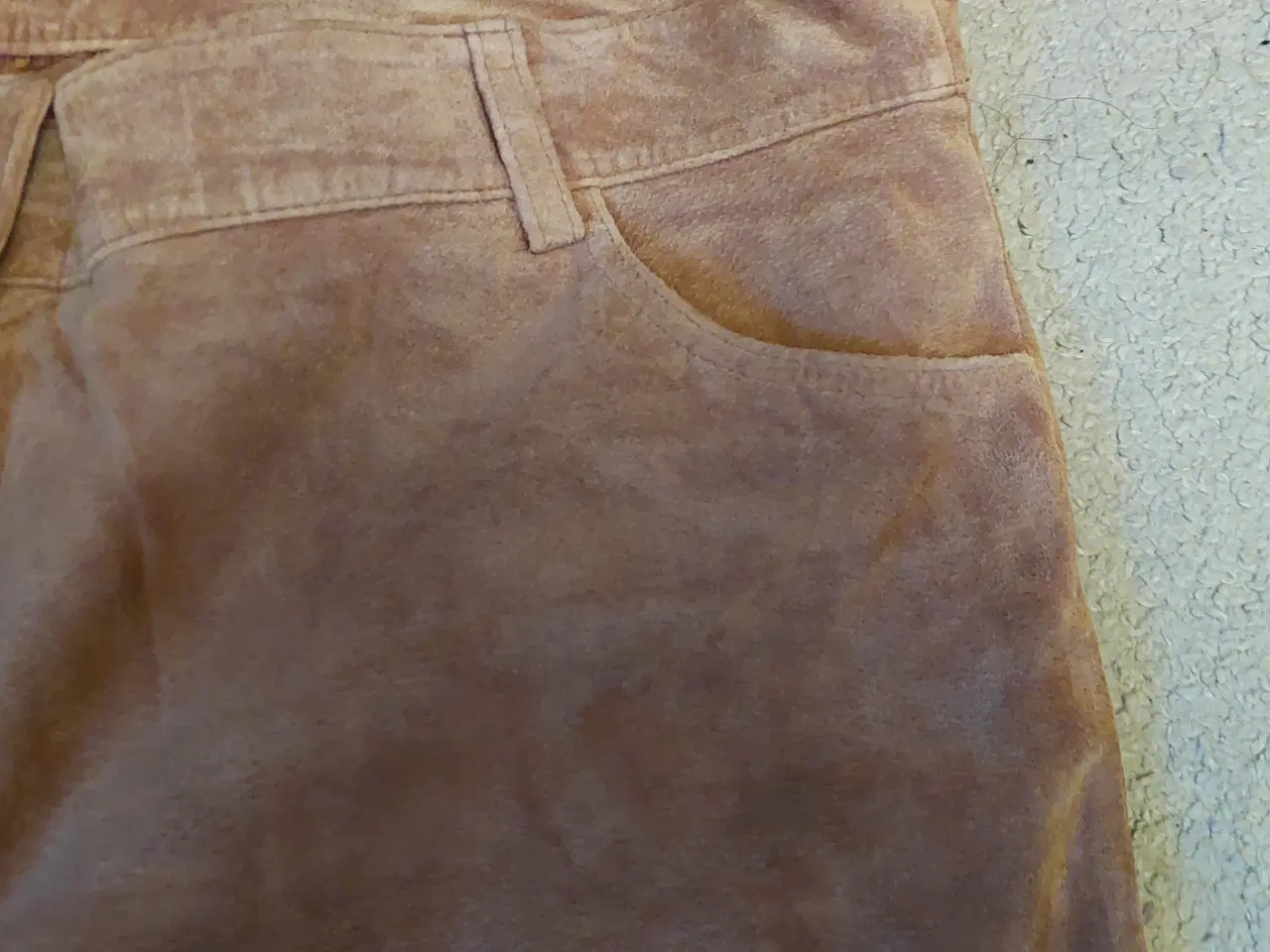 Billede 3 -  ruskind bukser i lysebrun farve