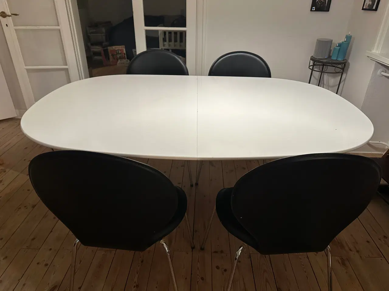 Billede 2 - Ovalt spisebord og 4 stole