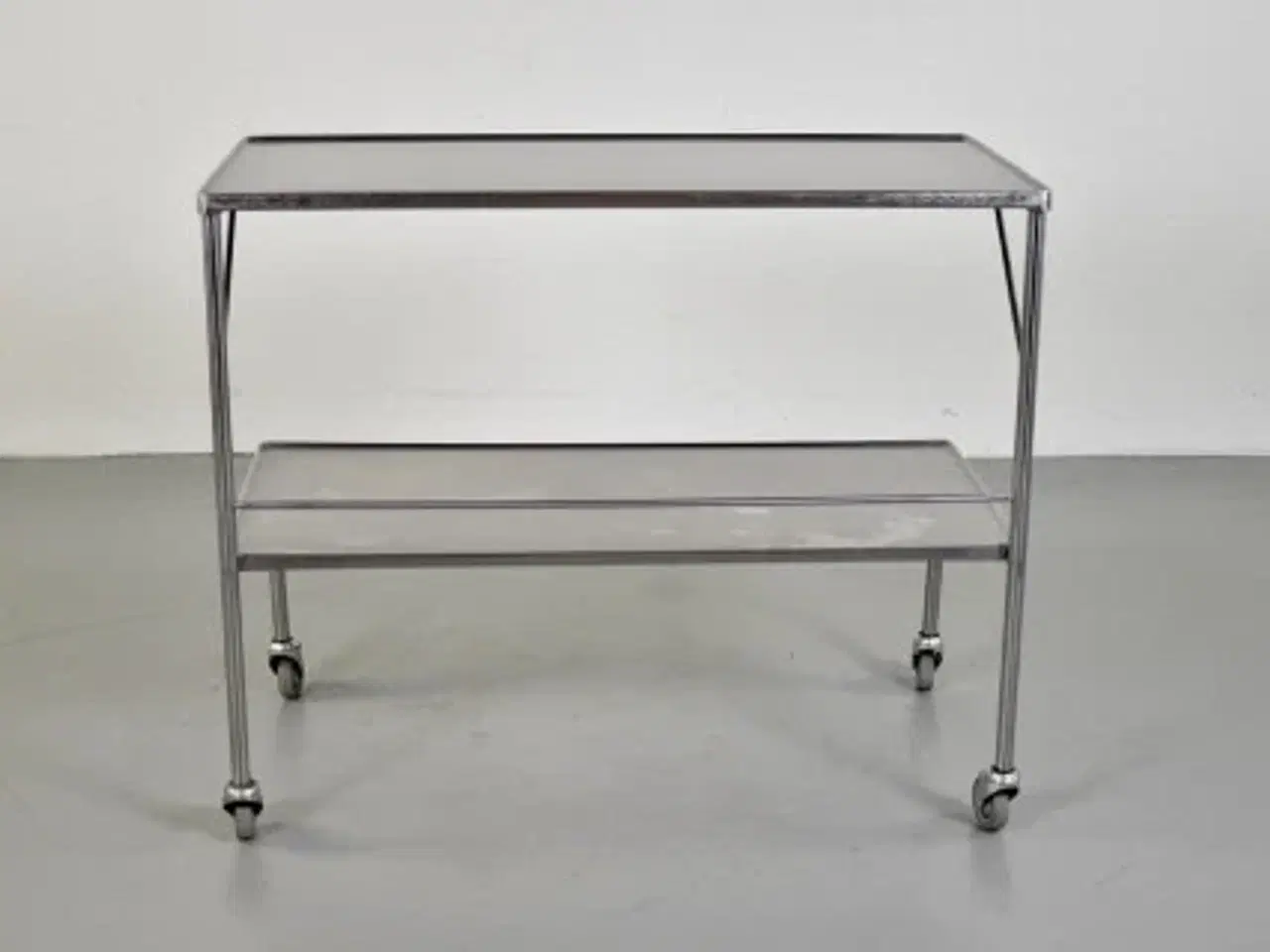 Billede 3 - Rullebord i stål med to hylder, 100 cm.