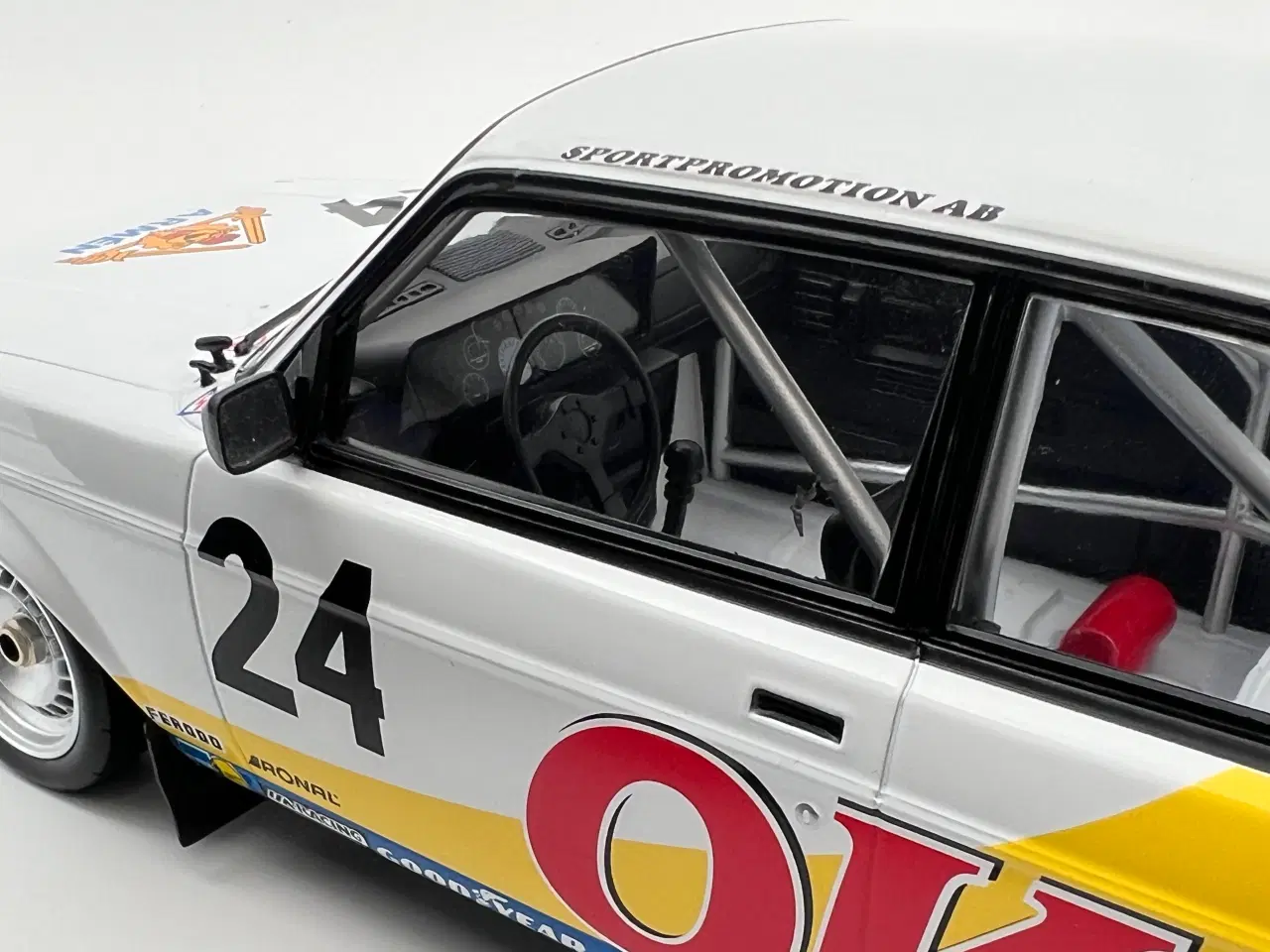 Billede 5 - 1985 Volvo 240 Turbo 1:18  Flot og detaljeret