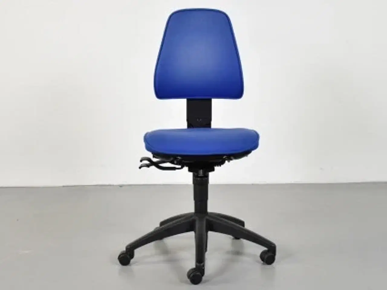Billede 1 - Kinnarps 6000 kontorstol med blå polster og sort stel