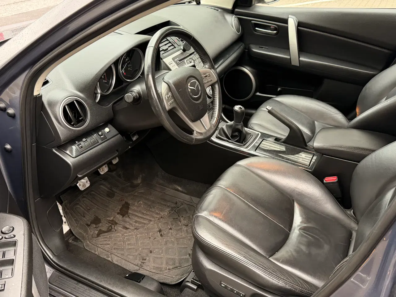 Billede 9 - Rummelig Mazda med læderkabine 