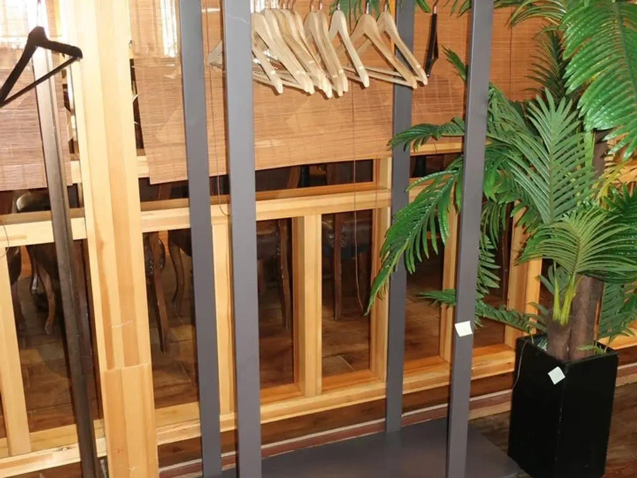 Billede 3 - Tøjstativ og kunstig plante