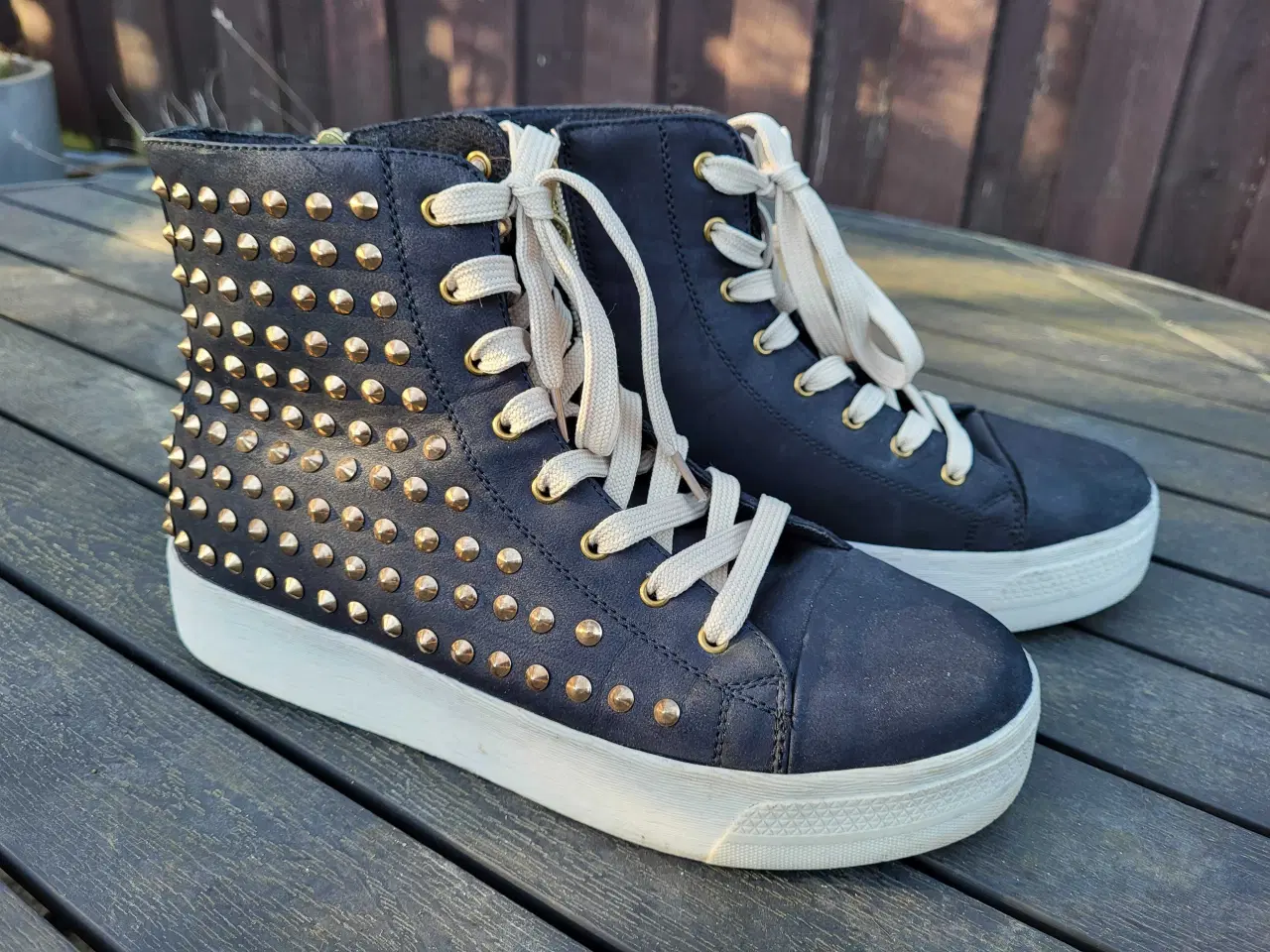 Billede 1 - Ankelstøvler med guldfarvede nitter