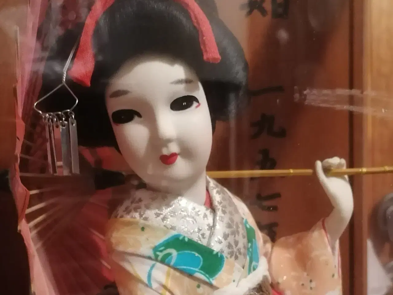 Billede 3 - Japansk dukke i montre