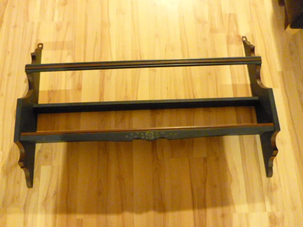 Billede 2 - Tallerkenrække og hylde