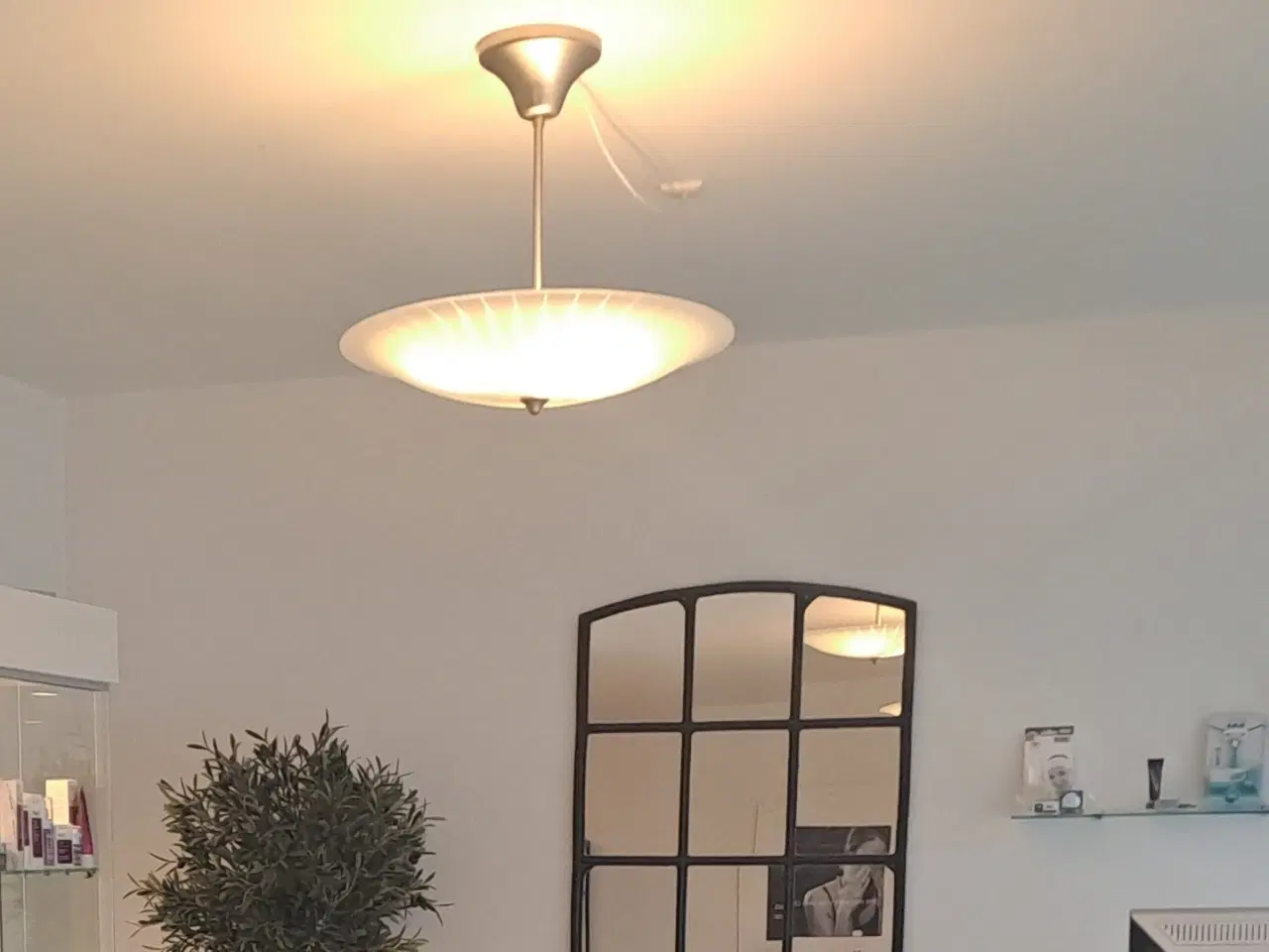 Billede 1 - Elegant og stilfuld loftlampe i tidsløst design