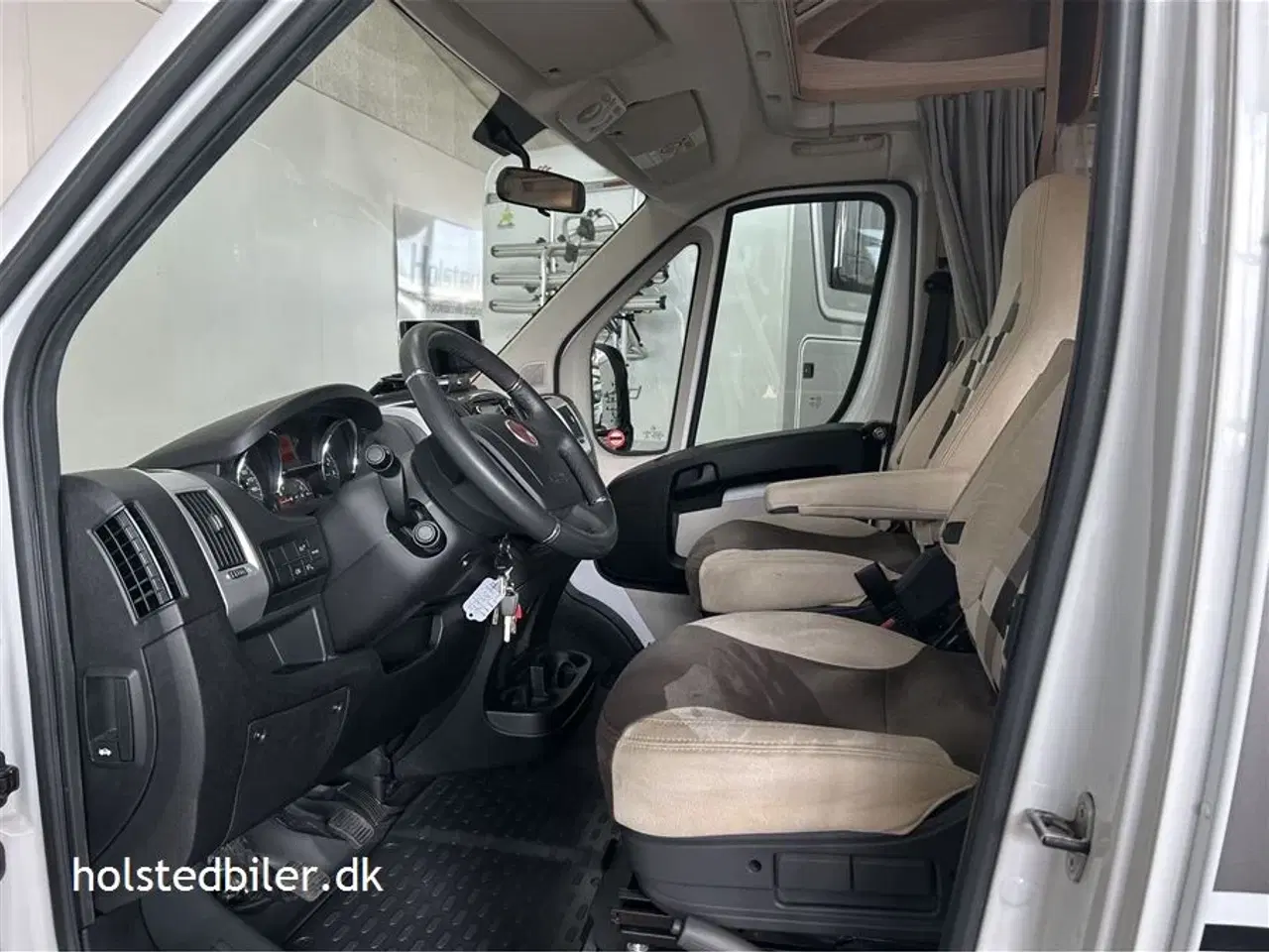 Billede 6 - 2019 - SunLight T 67 Activ   Km 42000 - 5 selepladser - hævesænkeseng.