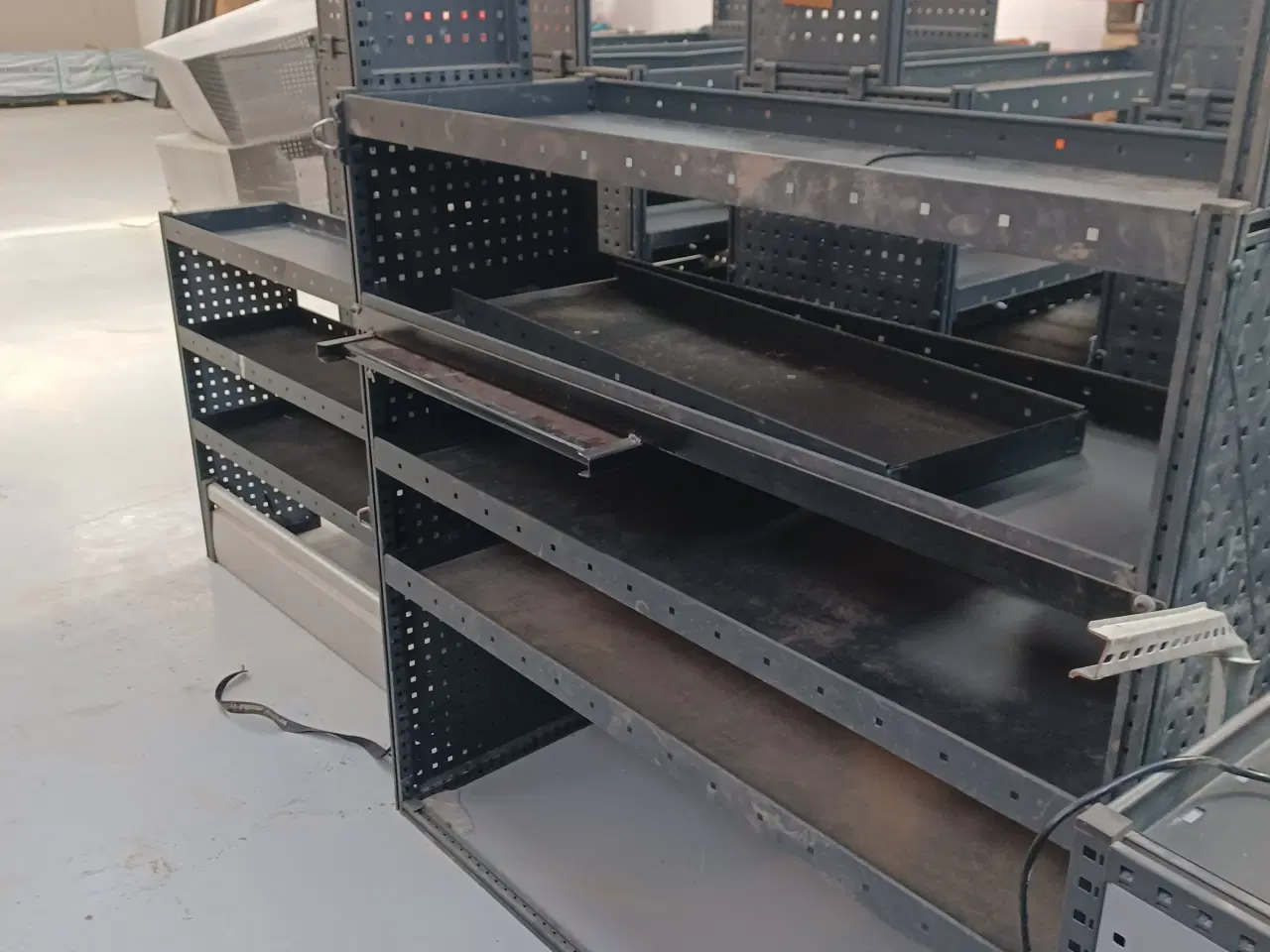 Billede 14 - varebil reoler på lageret