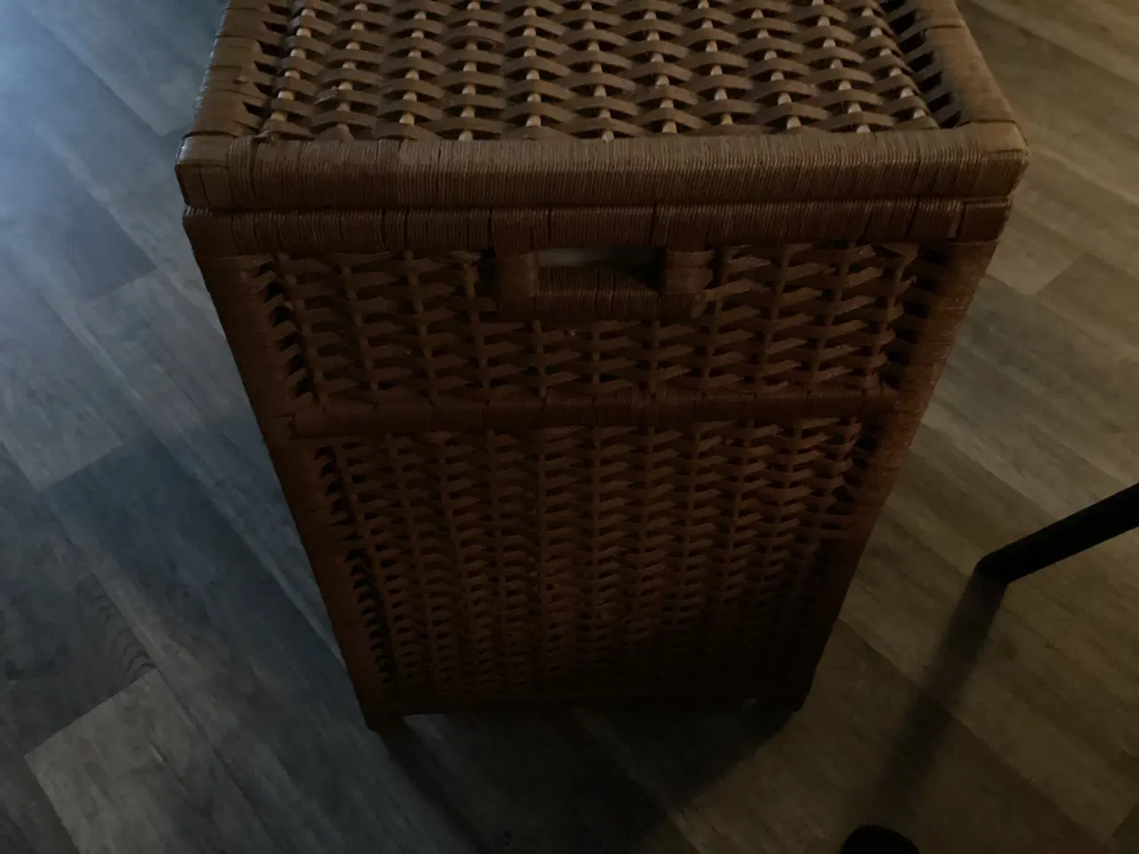 Billede 3 - Vasketøjskurv i kraftigt flet 