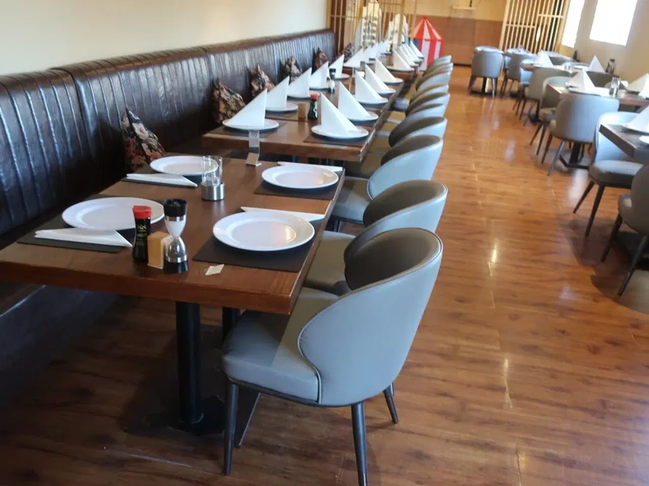 Billede 2 - 4 borde, 12 nye stole samt 5 bænke