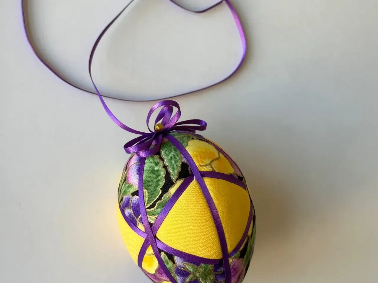 Billede 2 - Mellem påskelæg, gul m mørkelilla
