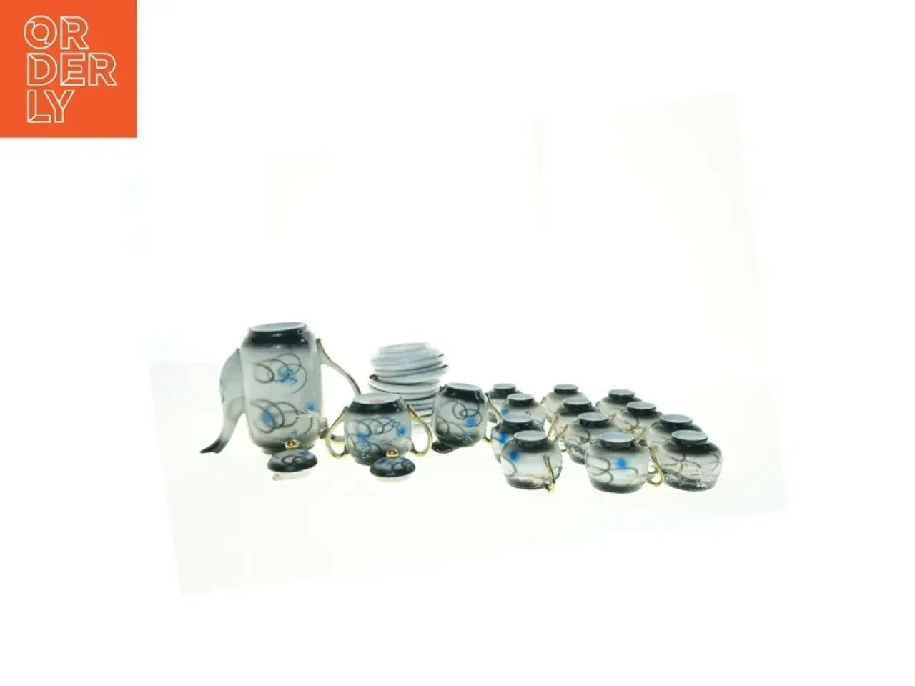 Billede 3 - Tesæt med dragemønster fra Manna (str. 5 x, 6 cm til 18,5 x 9,5 cm)
