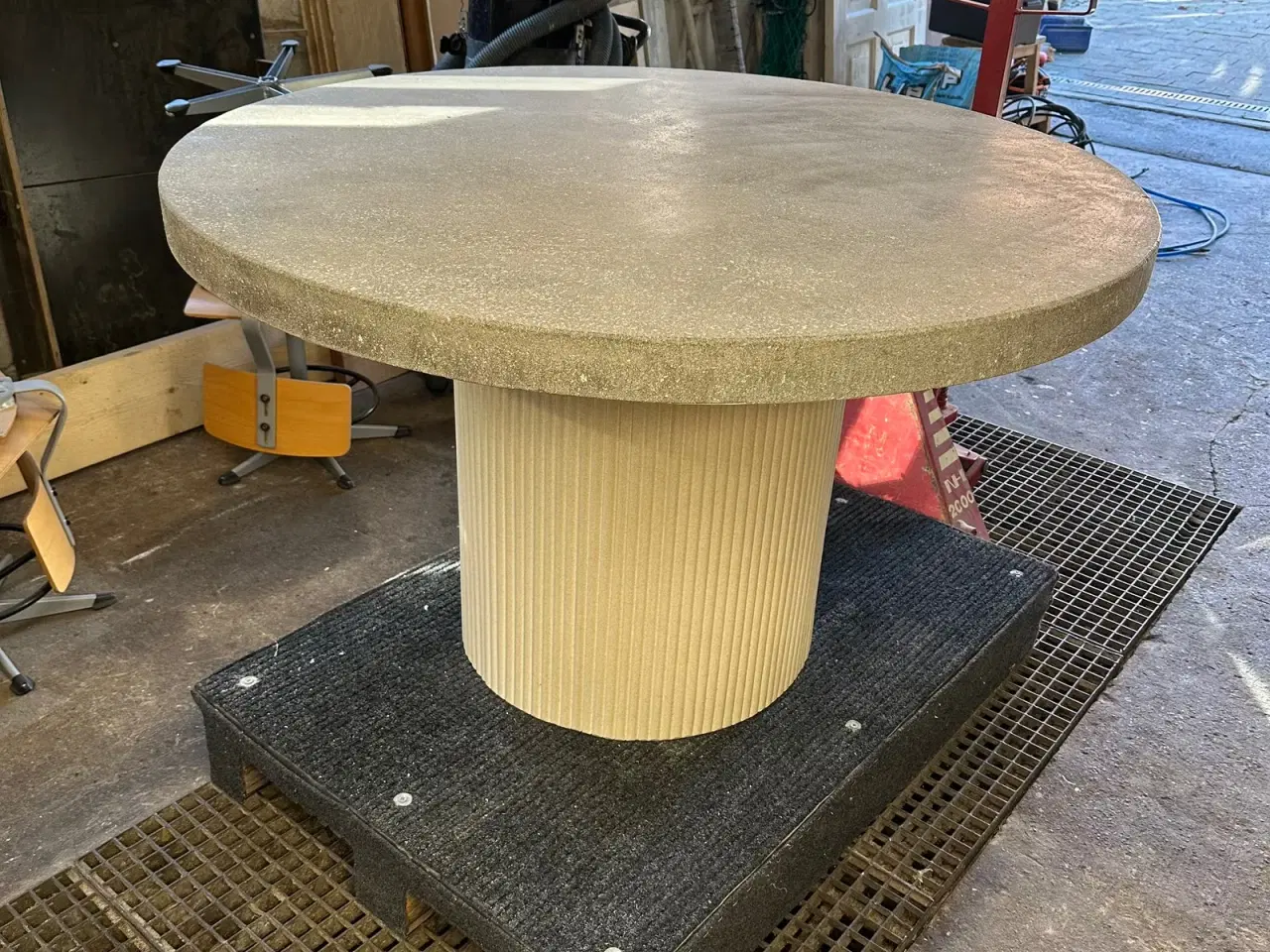 Billede 1 - Havebord i slebet fiberbeton